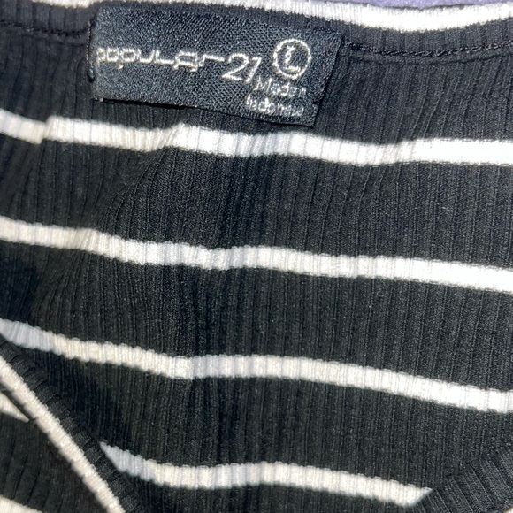 Off The Shoulder Striped Crop-Top 🖤〰️ - Picture 4 of 4